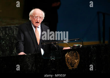 Organisation des Nations Unies. Apr 24, 2018. Le Président irlandais Michael Higgins traite de la réunion de haut niveau sur la consolidation et le maintien de la paix au siège des Nations Unies à New York, le 24 avril 2018. L'ASSEMBLÉE GÉNÉRALE DES NATIONS UNIES Réunion de haut niveau sur la consolidation et le maintien de la paix a lancé ici le mardi et est de fonctionner au mercredi. Credit : Muzi Li/Xinhua/Alamy Live News Banque D'Images