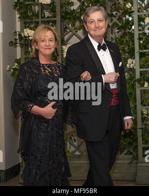 Washington, District de Columbia, Etats-Unis. Apr 24, 2018. Le sénateur américain John Kennedy (républicain de Louisiane) et Mme Rebecca Kennedy arrivent pour le dîner d'état d'honorer le dîner en l'honneur Le Président Emmanuel Macron de la République française et de Mme Brigitte Macron à la Maison Blanche à Washington, DC le mardi 24 avril, 2018.Credit : Ron Sachs/CNP Crédit : Ron Sachs/CNP/ZUMA/Alamy Fil Live News Banque D'Images