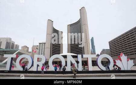 Toronto. Apr 24, 2018. Vole le drapeau canadien en berne au Nathan Phillips Square de Toronto, Canada, le 24 avril 2018, pour rendre hommage aux victimes de l'attaque du véhicule lundi. Credit : Zou Zheng/Xinhua/Alamy Live News Banque D'Images