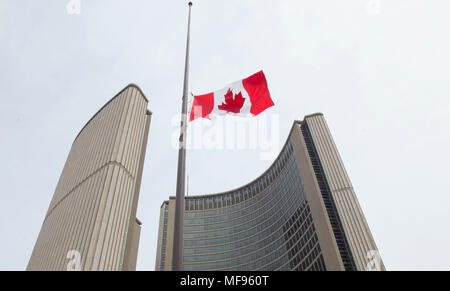 Toronto. Apr 24, 2018. Vole le drapeau canadien en berne au Nathan Phillips Square de Toronto, Canada, le 24 avril 2018, pour rendre hommage aux victimes de l'attaque du véhicule lundi. Credit : Zou Zheng/Xinhua/Alamy Live News Banque D'Images