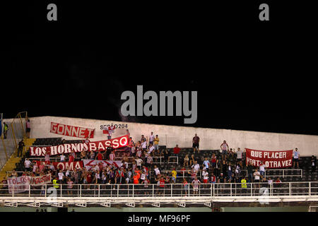 Sao Paulo, Brésil. 24 avril, 2018. Estudiantes(ARG) fans - Match entre Santos et Estudiantes (ARG), valable pour la quatrième ronde du groupe F de la Copa Libertadores de América, tenue à l'hôtel Vila Belmiro stadium de Santos, sur la côte de l'état de São Paulo, dans la nuit de ce mardi, 24. (Photo : Flavio Hopp/Photo Premium) Credit : Eduardo Carmim/Alamy Live News Banque D'Images