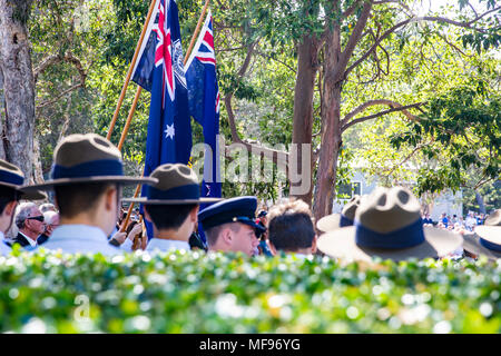 Sydney, Australie. Mercredi 25 avril 2018, Sydney, Australie. Mars et le service de l'ANZAC day à Avalon Beach pour se souvenir de ceux qui ont péri de l'Australian and New Zealand forces de défense dans les conflits du passé. Crédit : martin berry/Alamy Live News Banque D'Images