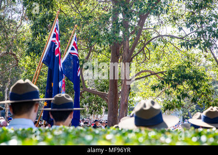 Sydney, Australie. Mercredi 25 avril 2018, Sydney, Australie. Mars et le service de l'ANZAC day à Avalon Beach pour se souvenir de ceux qui ont péri de l'Australian and New Zealand forces de défense dans les conflits du passé. Crédit : martin berry/Alamy Live News Banque D'Images