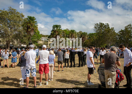 Sydney, Australie. Mercredi 25 avril 2018, Sydney, Australie. Mars et le service de l'ANZAC day à Avalon Beach pour se souvenir de ceux qui ont péri de l'Australian and New Zealand forces de défense dans les conflits du passé. Crédit : martin berry/Alamy Live News Banque D'Images