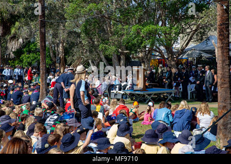 Sydney, Australie. Mercredi 25 avril 2018, Sydney, Australie. Mars et le service de l'ANZAC day à Avalon Beach pour se souvenir de ceux qui ont péri de l'Australian and New Zealand forces de défense dans les conflits du passé. Crédit : martin berry/Alamy Live News Banque D'Images