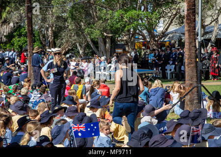 Sydney, Australie. Mercredi 25 avril 2018, Sydney, Australie. Mars et le service de l'ANZAC day à Avalon Beach pour se souvenir de ceux qui ont péri de l'Australian and New Zealand forces de défense dans les conflits du passé. Crédit : martin berry/Alamy Live News Banque D'Images