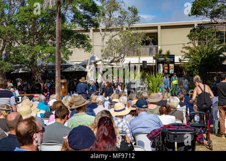 Sydney, Australie. Mercredi 25 avril 2018, Sydney, Australie. Mars et le service de l'ANZAC day à Avalon Beach pour se souvenir de ceux qui ont péri de l'Australian and New Zealand forces de défense dans les conflits du passé. Crédit : martin berry/Alamy Live News Banque D'Images