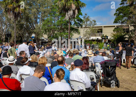 Sydney, Australie. Mercredi 25 avril 2018, Sydney, Australie. Mars et le service de l'ANZAC day à Avalon Beach pour se souvenir de ceux qui ont péri de l'Australian and New Zealand forces de défense dans les conflits du passé. Crédit : martin berry/Alamy Live News Banque D'Images