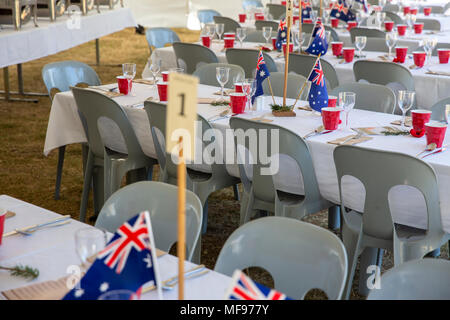 Sydney, Australie. Mercredi 25 avril 2018, Sydney, Australie. Mars et le service de l'ANZAC day à Avalon Beach pour se souvenir de ceux qui ont péri de l'Australian and New Zealand forces de défense dans les conflits du passé. Crédit : martin berry/Alamy Live News Banque D'Images