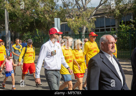 Sydney, Australie. Mercredi 25 avril 2018, Sydney, Australie. Mars et le service de l'ANZAC day à Avalon Beach pour se souvenir de ceux qui ont péri de l'Australian and New Zealand forces de défense dans les conflits du passé. Crédit : martin berry/Alamy Live News Banque D'Images