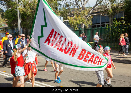 Sydney, Australie. Mercredi 25 avril 2018, Sydney, Australie. Mars et le service de l'ANZAC day à Avalon Beach pour se souvenir de ceux qui ont péri de l'Australian and New Zealand forces de défense dans les conflits du passé. Crédit : martin berry/Alamy Live News Banque D'Images