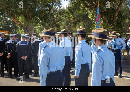 Sydney, Australie. Mercredi 25 avril 2018, Sydney, Australie. Mars et le service de l'ANZAC day à Avalon Beach pour se souvenir de ceux qui ont péri de l'Australian and New Zealand forces de défense dans les conflits du passé. Crédit : martin berry/Alamy Live News Banque D'Images