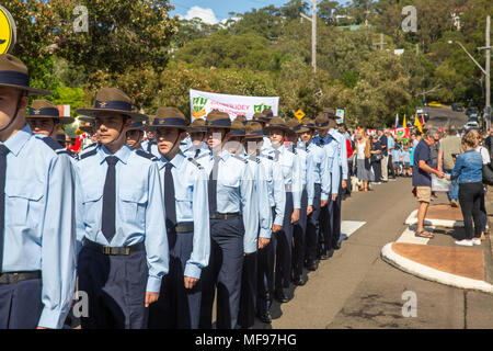 Sydney, Australie. Mercredi 25 avril 2018, Sydney, Australie. Mars et le service de l'ANZAC day à Avalon Beach pour se souvenir de ceux qui ont péri de l'Australian and New Zealand forces de défense dans les conflits du passé. Crédit : martin berry/Alamy Live News Banque D'Images