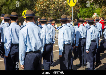 Sydney, Australie. Mercredi 25 avril 2018, Sydney, Australie. Mars et le service de l'ANZAC day à Avalon Beach pour se souvenir de ceux qui ont péri de l'Australian and New Zealand forces de défense dans les conflits du passé. Crédit : martin berry/Alamy Live News Banque D'Images