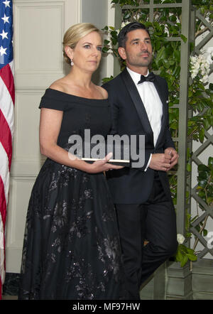 Washington, District de Columbia, Etats-Unis. Apr 24, 2018. Secrétaire de la Sécurité intérieure des Kirstjen Nielsen et M. Chad Wolf arrivent pour le dîner d'état d'honorer le dîner en l'honneur Le Président Emmanuel Macron de la République française et de Mme Brigitte Macron à la Maison Blanche à Washington, DC le mardi 24 avril, 2018.Credit : Ron Sachs/CNP Crédit : Ron Sachs/CNP/ZUMA/Alamy Fil Live News Banque D'Images