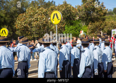 Sydney, Australie. Mercredi 25 avril 2018, Sydney, Australie. Mars et le service de l'ANZAC day à Avalon Beach pour se souvenir de ceux qui ont péri de l'Australian and New Zealand forces de défense dans les conflits du passé. Crédit : martin berry/Alamy Live News Banque D'Images