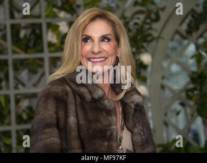 Washington, District de Columbia, Etats-Unis. Apr 24, 2018. L'ambassadeur des Etats-Unis en France Jamie McCourt arrive pour le dîner d'état d'honorer le dîner en l'honneur Le Président Emmanuel Macron de la République française et de Mme Brigitte Macron à la Maison Blanche à Washington, DC le mardi 24 avril, 2018.Credit : Ron Sachs/CNP Crédit : Ron Sachs/CNP/ZUMA/Alamy Fil Live News Banque D'Images