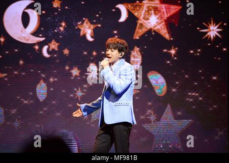 Séoul, Corée. Apr 24, 2018. Hwang Chi-yeul promu son deuxième mini-album "être moi-même" à Séoul, Corée, le 24 avril 2018.(La Chine et la Corée à l'homme) Credit : TopPhoto/Alamy Live News Banque D'Images