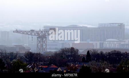 Glasgow, Scotland, UK 25 avril. Météo France : la grue de construction navale Clyde Titan vintage situé à Scotstoun en face de l'université Queen Elizabeth Hospital de Govan est ghosted par les conditions météorologiques humides Glasgow. Gérard Ferry/Alamy news Banque D'Images