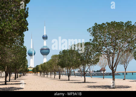 Kuwait Towers, vue de la plage. Banque D'Images