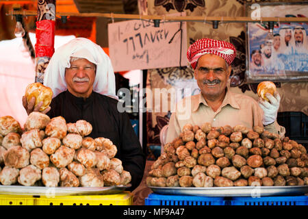 Fagga (truffes du désert) les vendeurs à un marché du voyageur au Koweït. Banque D'Images