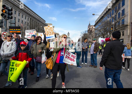 Partisan de la vie solitaire Pro parmi les manifestants en colère pendant la marche pour nos vies rassemblement contre la violence par arme à feu le 24 mars 2018 à Washington, DC. Banque D'Images