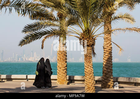Les femmes koweïtiennes à marcher le long de la Corniche à Kuwait, Koweït Banque D'Images