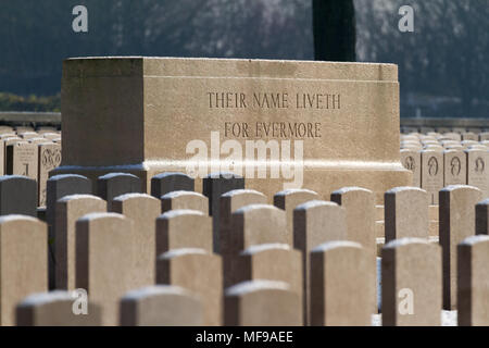 La pierre du Souvenir à la Commonwealth War Graves Commission (CWGC) Brown's Copse Cemetery à Northen France sur un des hivers enneigés matin. Banque D'Images