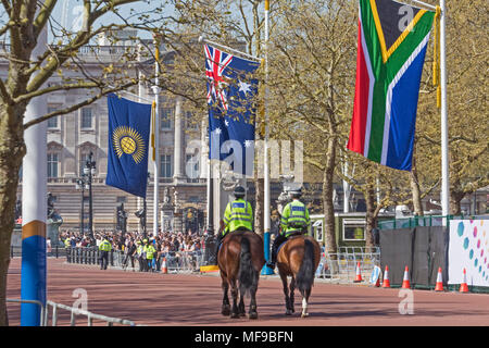 Londres, Westminster. Trois des cinquante-trois drapeaux du Commonwealth ornant le Mall pour célébrer la Conférence du Commonwealth, Londres, avril 2018 Banque D'Images