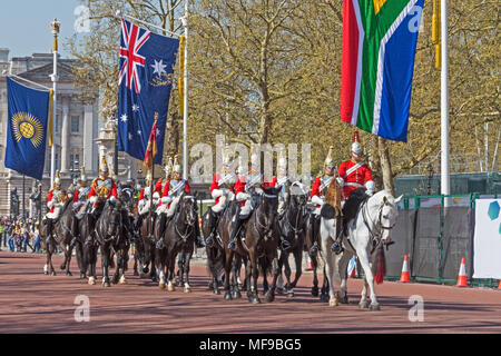 Une troupe de gardes de la vie royale de la saisie d'un Mall orné de drapeaux du Commonwealth pour célébrer la Conférence du Commonwealth, Londres, avril 2018 Banque D'Images