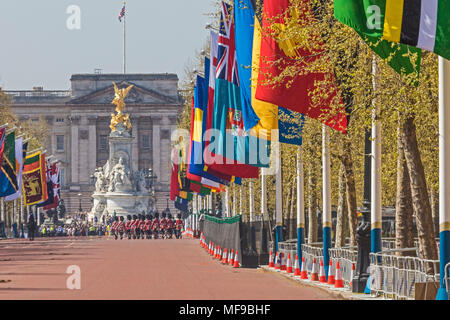 Londres, Westminster. Certaines des cinquante-trois drapeaux du Commonwealth ornant le Mall de célébration de la Conférence du Commonwealth à Londres en avril 2018 Banque D'Images