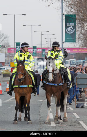 La montée des agents de police en service à la réunion Grand National Aintree à Liverpool en 2018 Banque D'Images