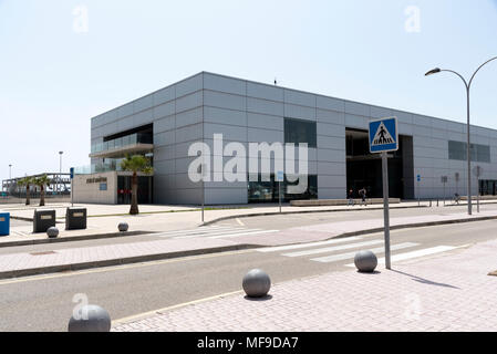 Port d''Alcudia, Mallorca, Espagne. En 2018. La construction du terminal de ferry dans le port commercial complexe. Banque D'Images