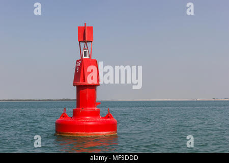 Bouée de navigation rouge flottant sur la mer bleue Banque D'Images