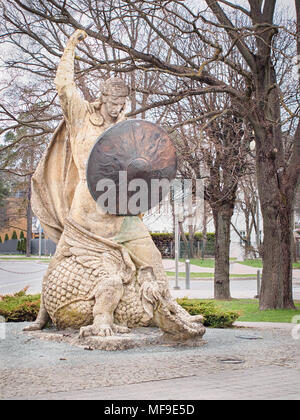 JURMALA, LETTONIE-AVRIL 18, 2018 : Sculpture 'Lacplesis' ('Ours-tueuse") par L. Kristovskis Banque D'Images