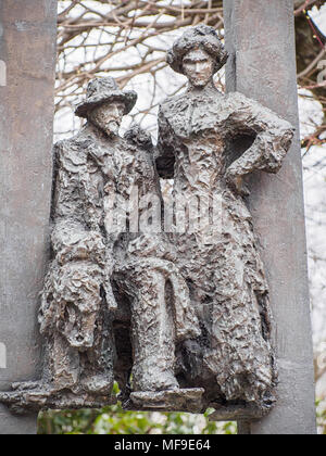 JURMALA, LETTONIE-AVRIL 18, 2018 : Monument à Yannis Raynis et son épouse Aspasia par Juris Rapa Rapa et Zigrida Banque D'Images