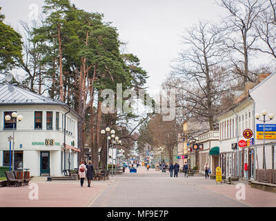 JURMALA, LETTONIE-AVRIL 18, 2018 : Les gens se promener le long de la rue Jomas iela (Jomas) dans nuageux jour de printemps. Cette rue est la rue principale de la ville. Banque D'Images