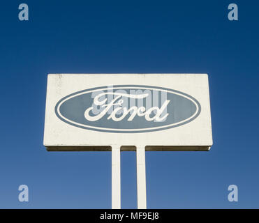 Affiche à l'extérieur de Ford Ford voiture usine désaffectée du moteur, Norlane, Geelong, Victoria, Australie Banque D'Images