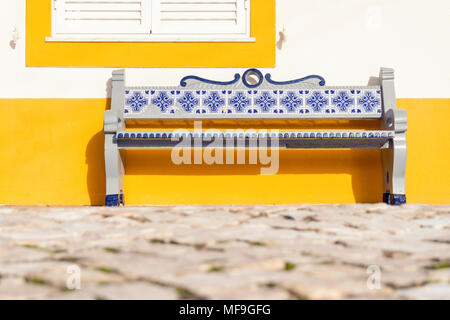 Décorées de carrelage traditionnel banc appelés azulejos en face de yellow house, Portugal Banque D'Images