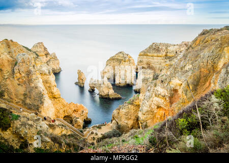 De superbes falaises et arcades de Ponta da Piedade par l'océan Atlantique, Lagos, Algarve, Portugal Banque D'Images