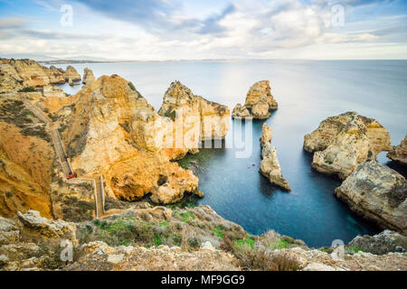 De superbes falaises et arcades de Ponta da Piedade par l'océan Atlantique, Lagos, Algarve, Portugal Banque D'Images