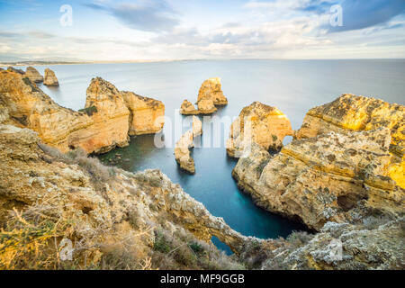 De superbes falaises et arcades de Ponta da Piedade par l'océan Atlantique, Lagos, Algarve, Portugal Banque D'Images