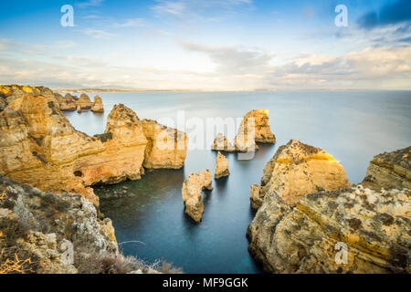 De superbes falaises et arcades de Ponta da Piedade par l'océan Atlantique, Lagos, Algarve, Portugal Banque D'Images