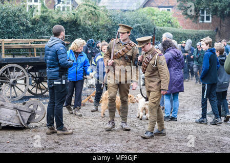 Great Budworth, UK. Extras . habillés en costumes de l'Artillerie royale et dresseur de chiens entre les scènes rendant le nouveau BBC drama 'Guerre des mondes Banque D'Images