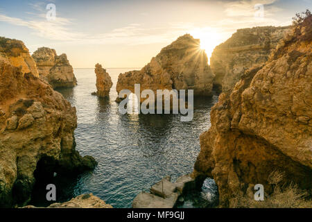 De superbes falaises et arcades de Ponta da Piedade, tôt le matin, Lagos, Algarve, Portugal Banque D'Images