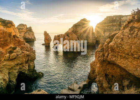 De superbes falaises et arcades de Ponta da Piedade, tôt le matin, Lagos, Algarve, Portugal Banque D'Images