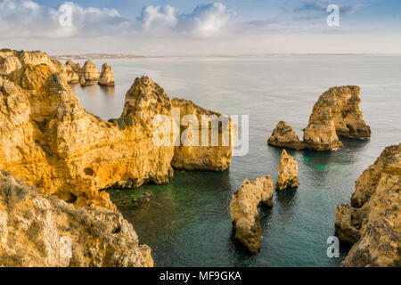 De superbes falaises et arcades de Ponta da Piedade par l'océan Atlantique, Lagos, Algarve, Portugal Banque D'Images