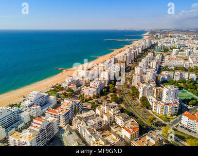 Une large plage de sable dans les stations touristiques de Quarteira et Vilamoura, Algarve, Portugal Banque D'Images