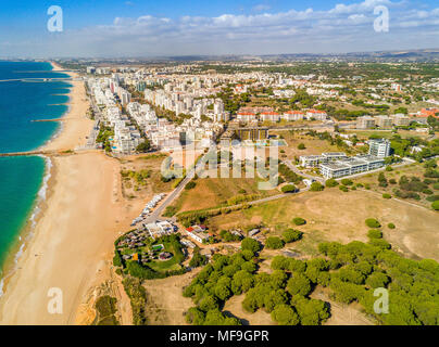 Une large plage de sable dans les stations touristiques de Quarteira et Vilamoura, Algarve, Portugal Banque D'Images