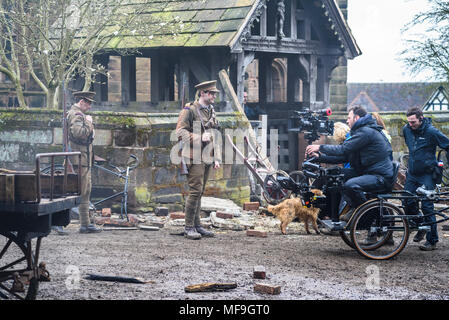 Great Budworth, UK. 11 avril, 2018. extras habillés en costumes de l'Artillerie royale et dresseur de chiens entre les scènes rendant le nouveau BBC drama "Guerre des W Banque D'Images